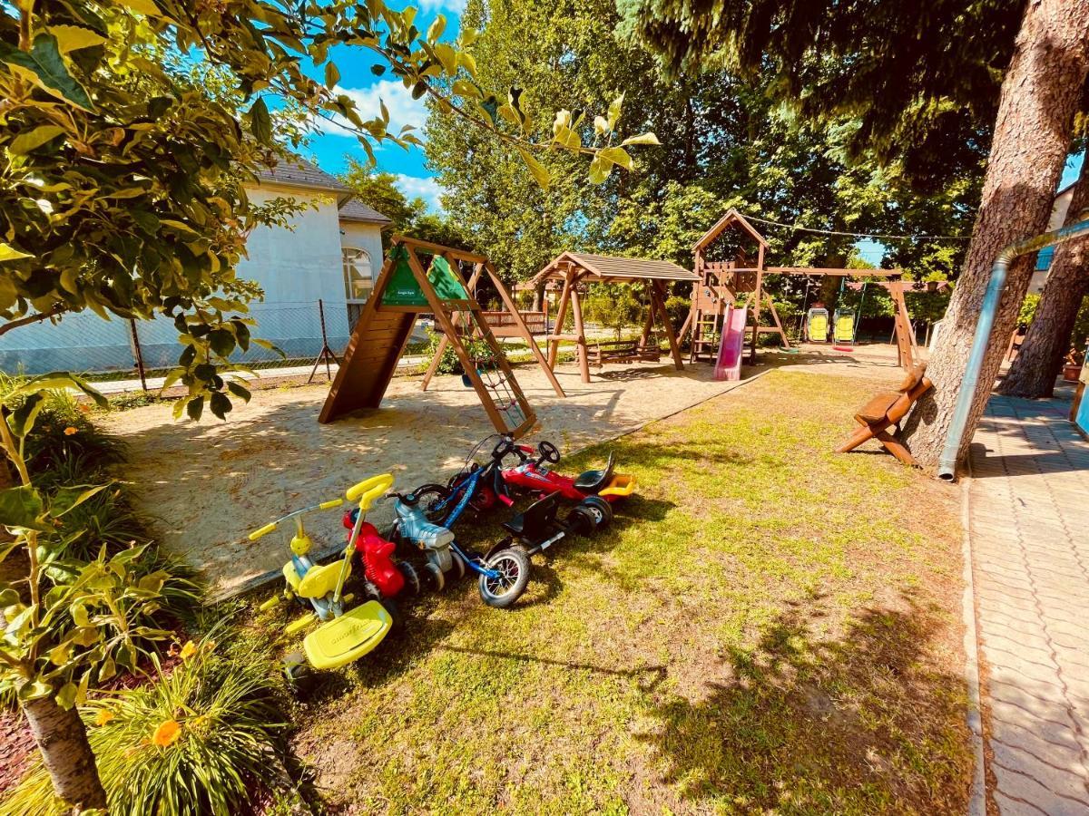 Sommer Panzio Balatonföldvár Eksteriør billede